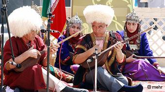 015957490 40400 - گروه آزادی ترکمن صحرا (نوازندگان دوتار) و اوغلان باغشی